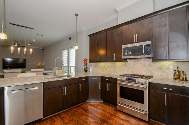 Photo - 2211 Hutchins St