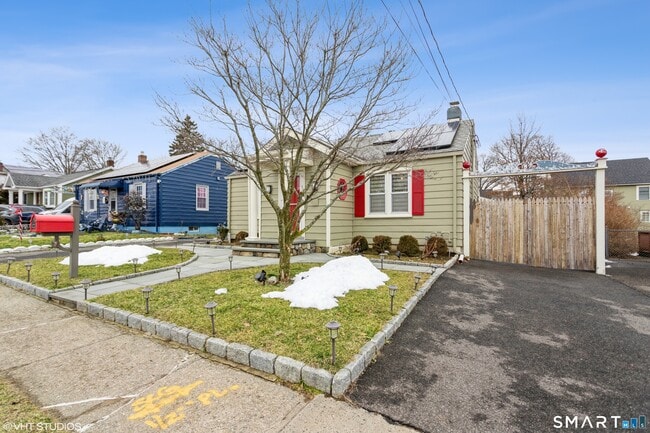 Photo - 680 Queen St