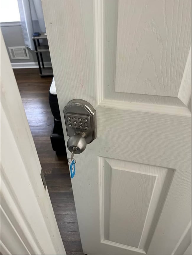 Habitación privada. - 6140 Hillandale Dr