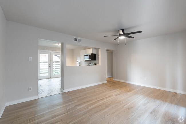 2BR, 2BA - 873SF - Living Room