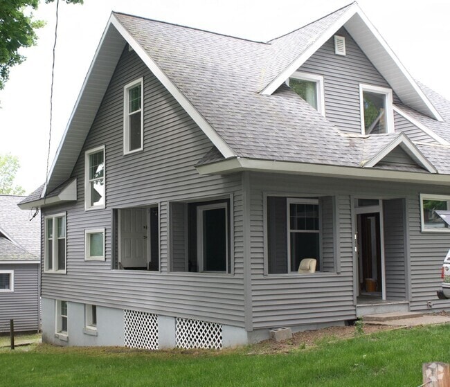 Building Photo - 455 NE Campus St Unit 3 Rental