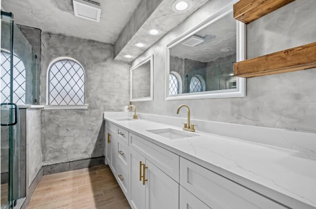 Downstairs full bath - 110 Pebble Beach Dr