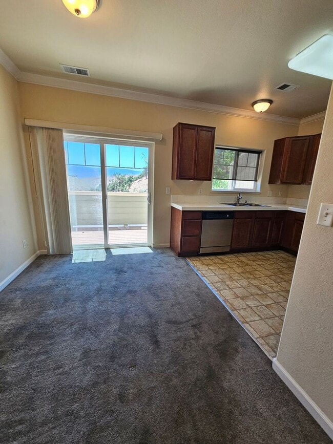 Photo - 3 Bedroom 2.5 Bath Close to UNR!