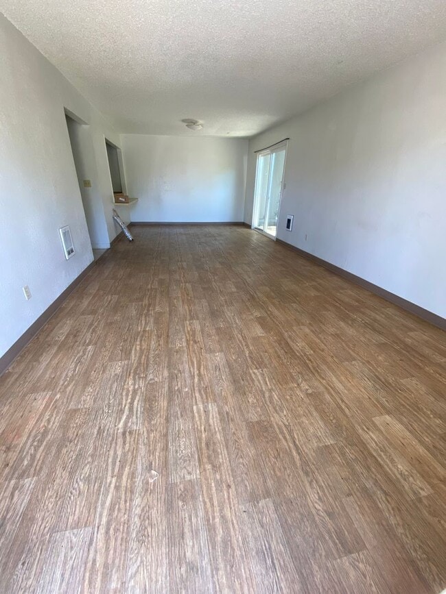 Building Photo - 1 Bedroom, 1 Bathroom - Triplex - South Suburbs