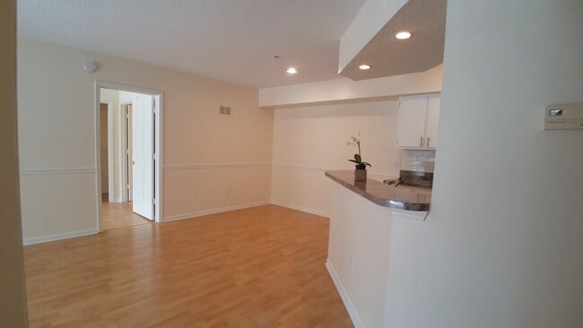 Building Photo - Beautiful 2/2 condo for rent next to Waterford Lakes Town Center and UCF Unit 925