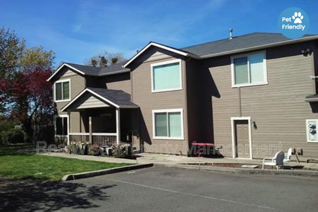 Building Photo - 822 NE 8th St