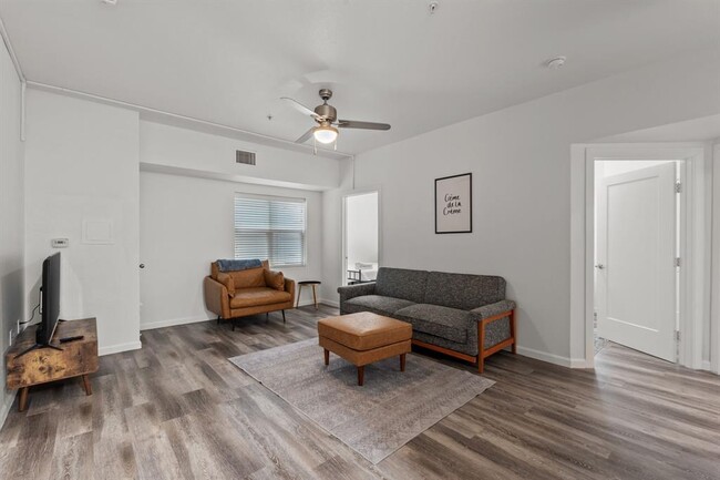 Building Photo - 911 W 22nd St Unit 201 Rental