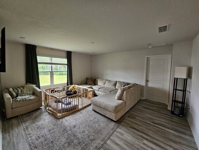 "Experience Comfort and Style in this 4-Bed Oasis with Granite Elegance"