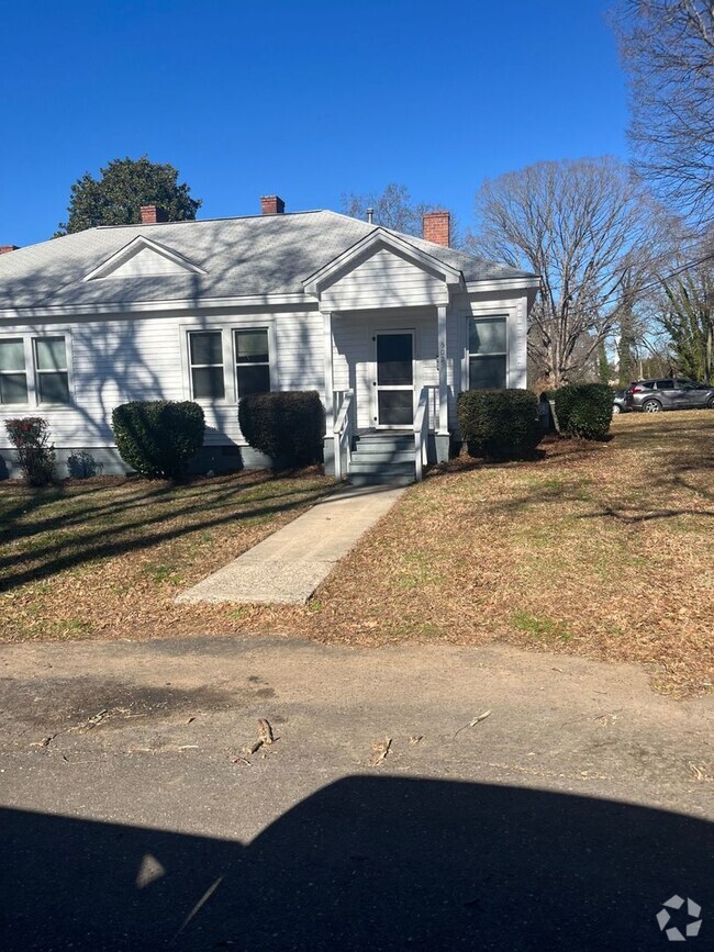 Building Photo - Charming Newly Renovated Duplex in Belmont... Rental