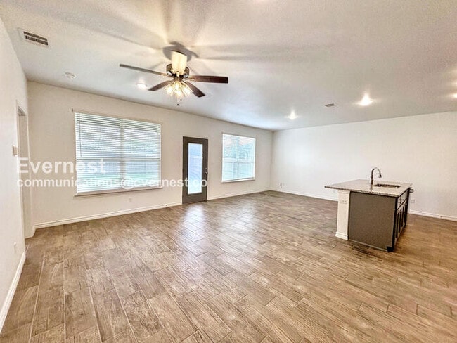 Photo - 2203 Hornbeam St