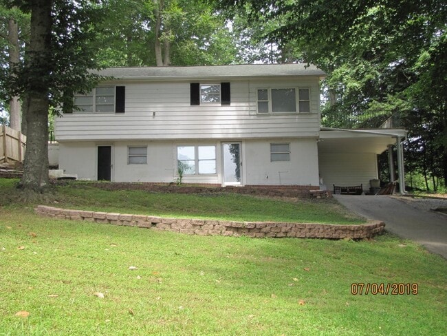 Building Photo - Spacious 5 Bedroom Home with Spectacular L...