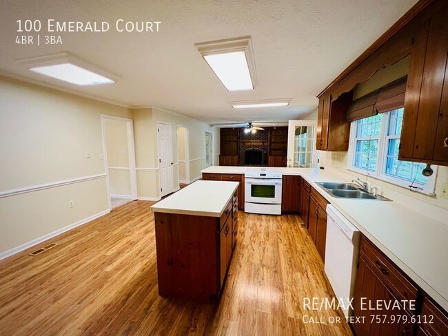 Photo - 100 Emerald Ct