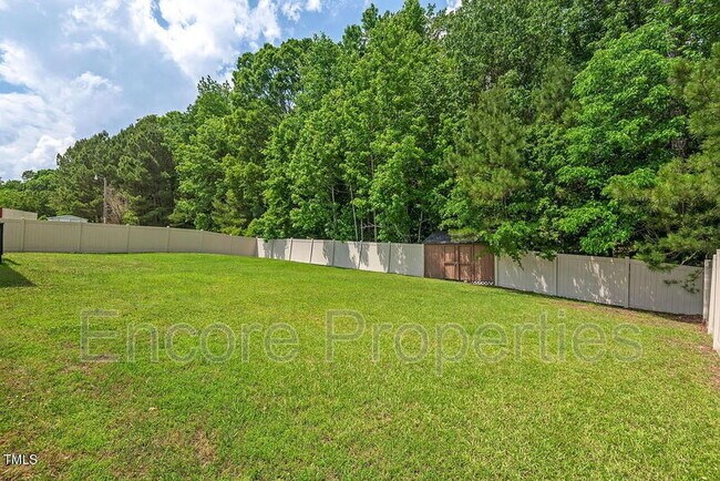 Photo - 411 Buxton St