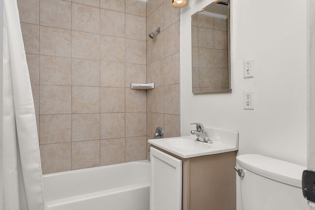 Photo - 827 W 11th Ave