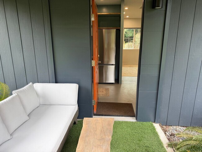 Photo - Updated and Stylish Studio Includes Utilities!