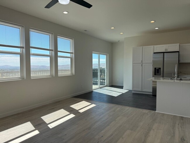Building Photo - West Valley Stunning Duplex