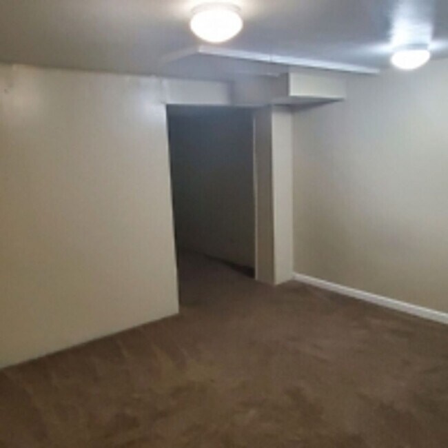 Photo - 2/3 Bed Room 1 ½ Townhouse for rent.