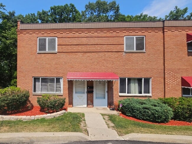 Building Photo - Spacious & Updated Bedford Home with Modern Touches