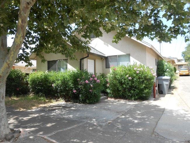 Building Photo - shas2228 Unit 1