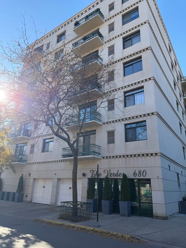 Building Photo - 680 N Green St Unit 701