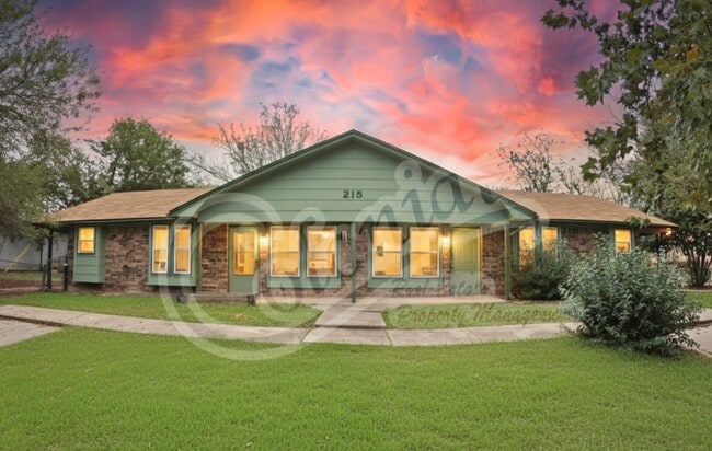 Building Photo - 215 E Robin Ln Unit A