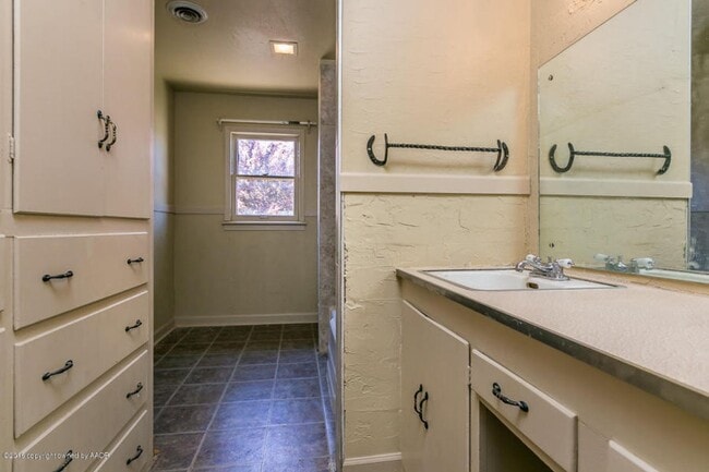 Photo - 118 N Goliad St