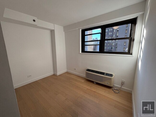 Photo - East 39th Street Unidad 13D