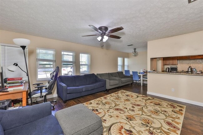 Photo - 103 N Kingsway Rd