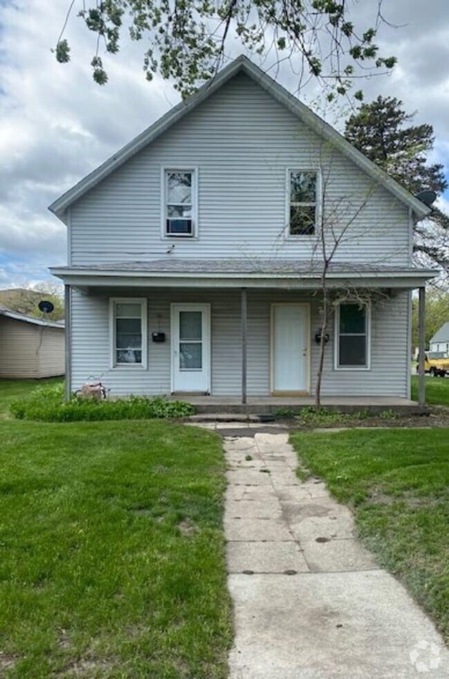 Building Photo - 2 bedroom 1 bath duplex Rental