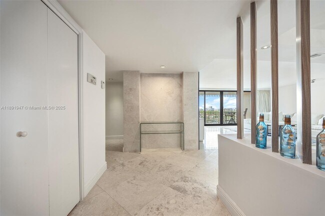 Photo - 1 Grove Isle Dr Unidad A1508
