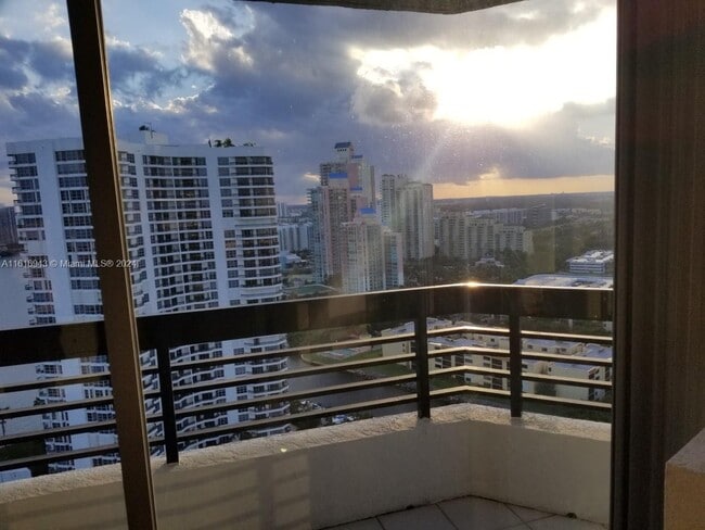 Photo - 3500 Mystic Pointe Dr Unidad 3003
