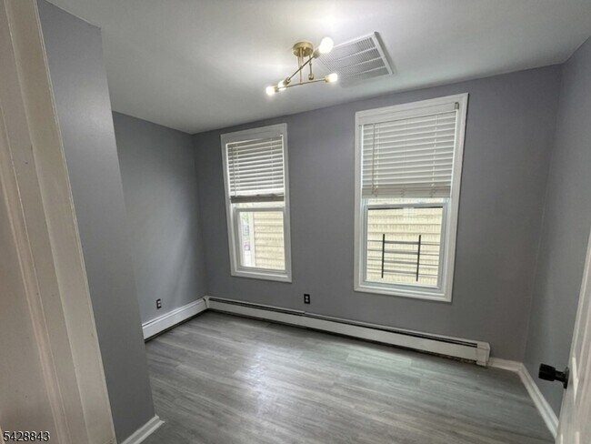 Photo - 280 S 6th St Unidad 2