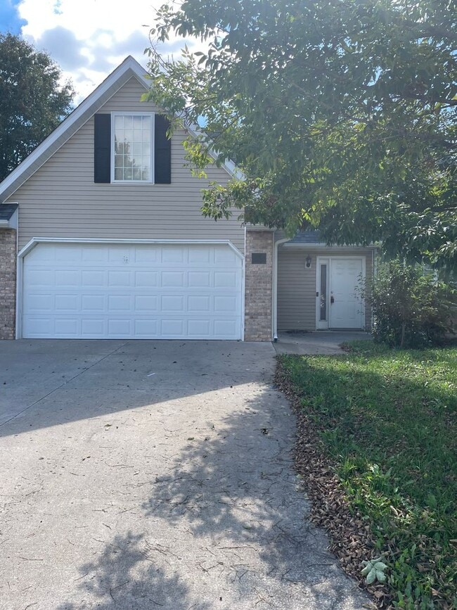 Photo - 4 bed 2.5 bath home in quiet Seven Oaks Subdivision