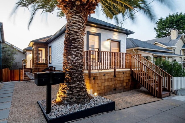 Building Photo - 318 18th St Unit B