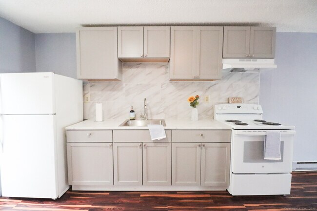 Building Photo - 76 Summer St Unit 3 Rental
