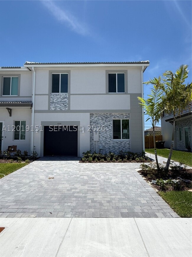 Photo - 630 SE 15th St