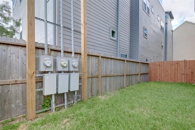 Photo - 5528 Larkin St