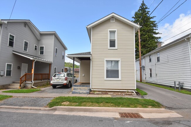 Student Housing! Three Bedroom Home Close ... - Student Housing! Three Bedroom Home Close ...