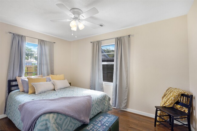 Building Photo - 201 E Oak St