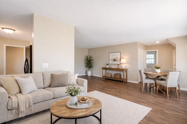 Photo - 7 Bed 3 Bath House on Tipton- Great for Big Groups!!