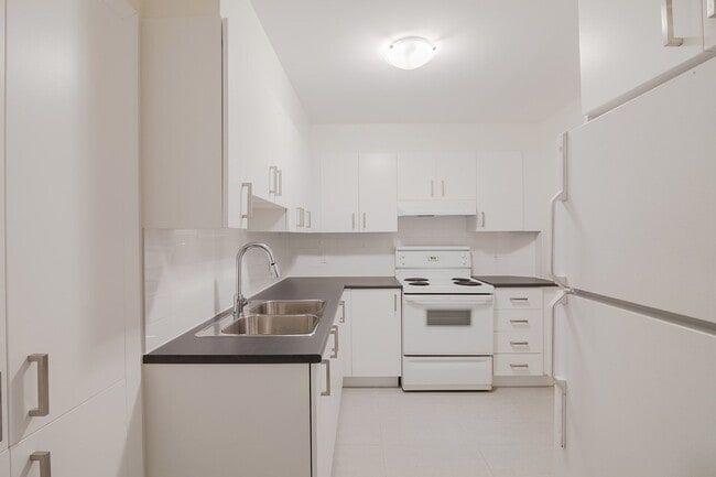 Building Photo - 3710 Chem. Queen Mary Unit 5