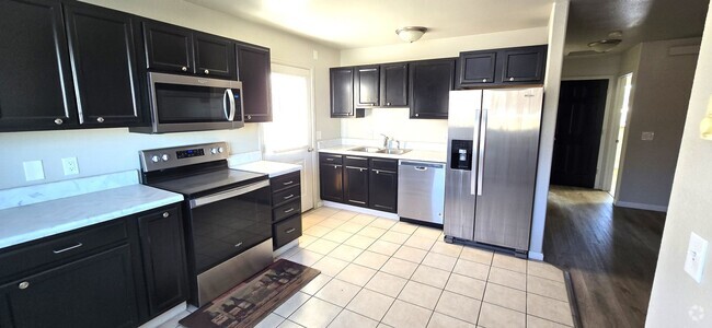 Building Photo - 3 Bedroom 2 Bathroom 2 Car Garage Upper Un... Rental