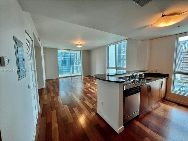 Building Photo - 300 S Biscayne Blvd Unit 1601