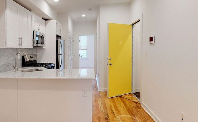 Building Photo - 1642 N Marshall St Unit 3