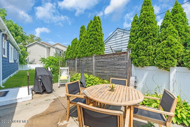 99 River Ct