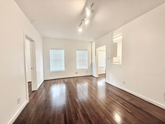 Photo - Adorable downstairs 1/1 Classic 8-plex near The Menil Collection! Unit MAN21D
