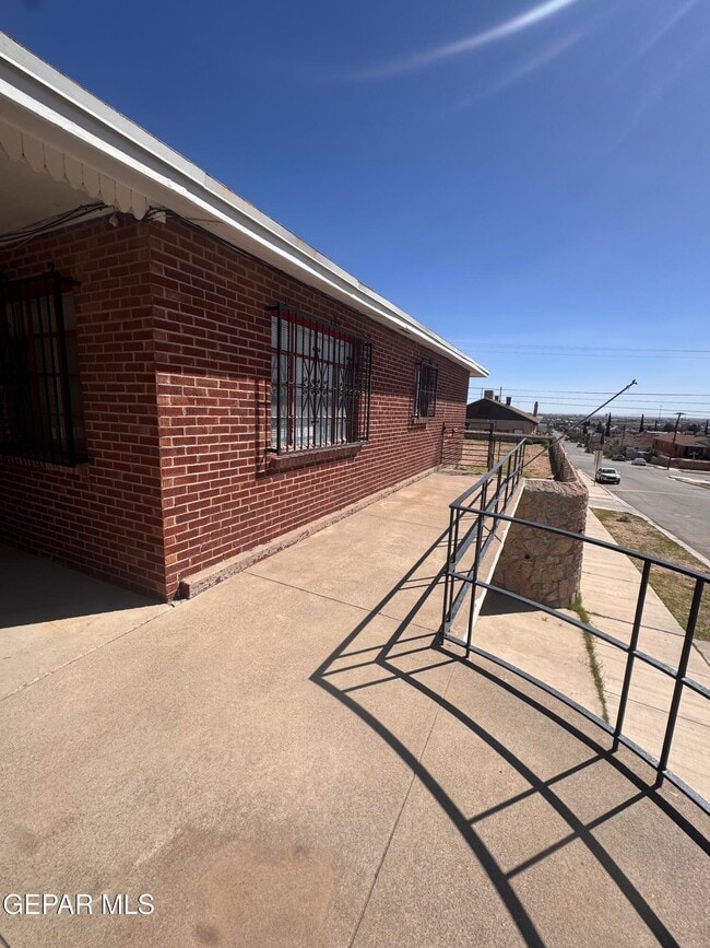 Photo - 1100 E River Ave