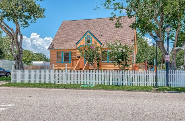 Photo - 1502 Main St