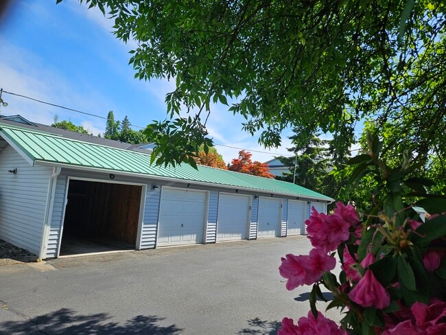 Building Photo - 18621 Blueberry Ln Unit A311