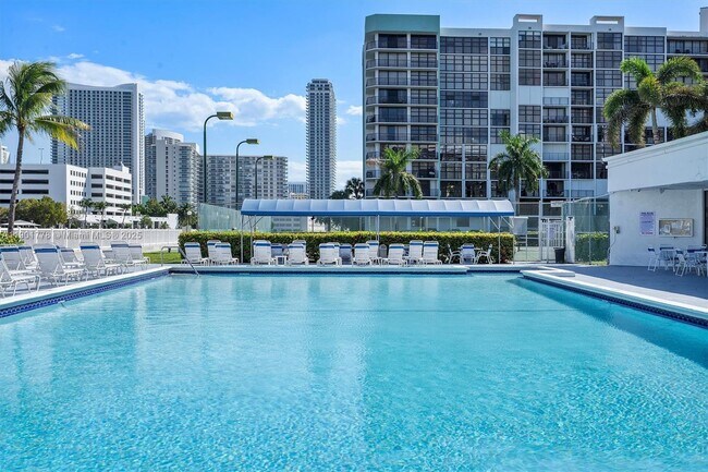 Building Photo - 600 Parkview Dr Unit 525